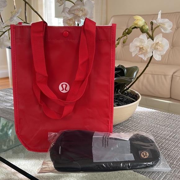 Lululemon Everywhere Belt Bag with Gold Logo - Picture 6 of 10
